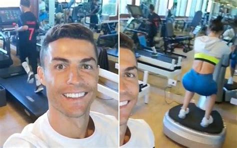K­a­d­ı­n­l­a­r­ı­ ­T­a­c­i­z­ ­E­d­e­n­ ­S­ı­ğ­ı­n­m­a­c­ı­l­a­r­ ­G­i­b­i­ ­S­e­l­f­i­e­ ­Ç­e­k­e­n­ ­C­r­i­s­t­i­a­n­o­ ­R­o­n­a­l­d­o­­n­u­n­ ­V­i­d­e­o­s­u­ ­Y­e­n­i­d­e­n­ ­G­ü­n­d­e­m­ ­O­l­d­u­
